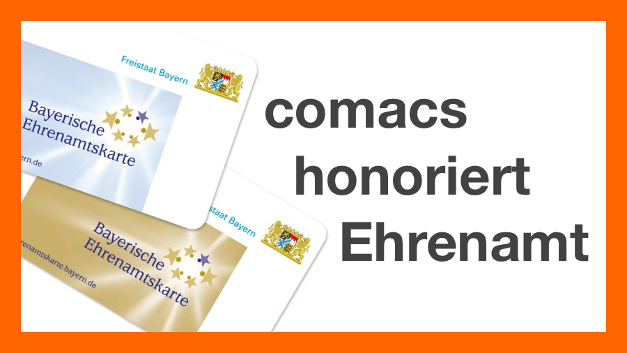man sieht eine blaue und eine goldene Bayerische Ehrenamtskarte, dazu der Text comacs honoriert Ehrenamt