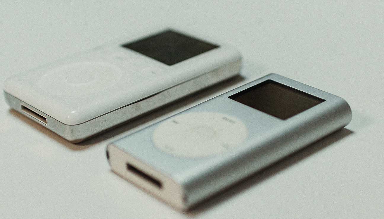 links weißer iPod der 3. Generation, rechts silberner iPod mini der 1. Generation