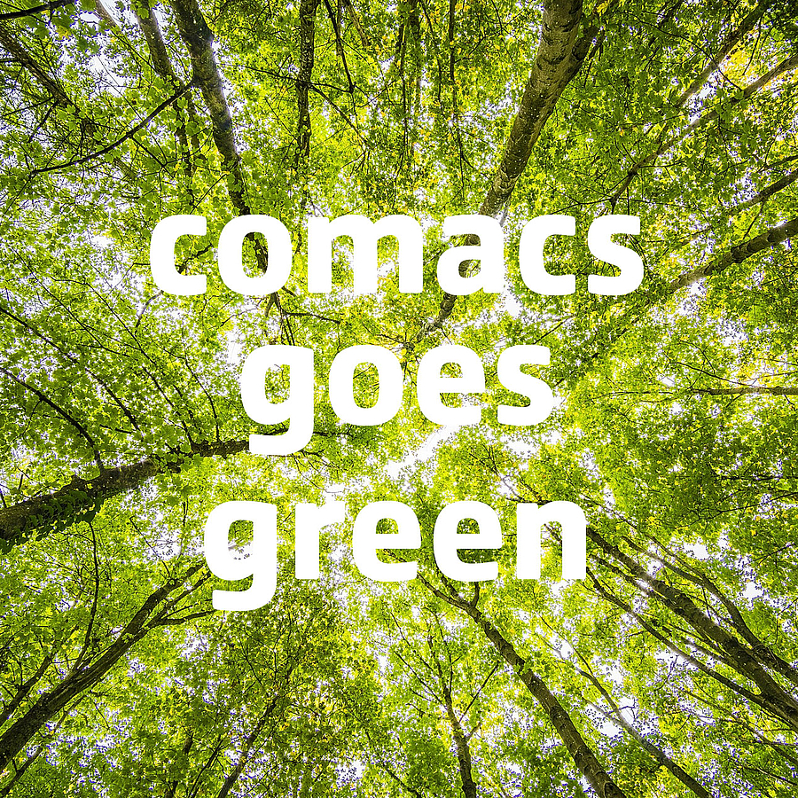 comacs goes green, im Hintergrund Baumkronen von unten