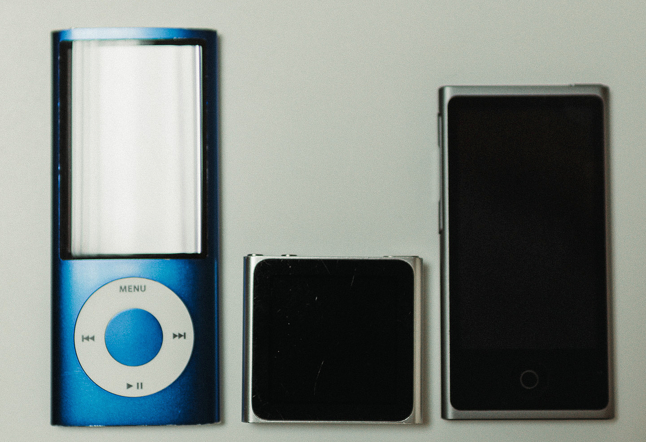 iPod nano 5. Generation in blau, iPod nano 6. Generation in silber, iPod nano 7. Generation in schiefer