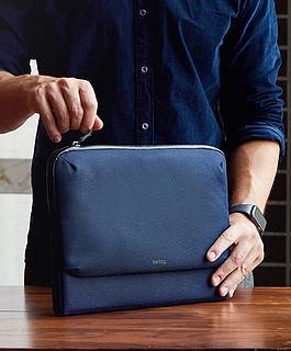 Laptop-Tasche wird von zwei Händen gehalten