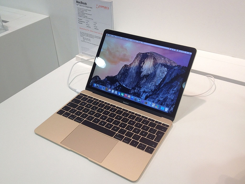 ein geöffneter MacBook in gold