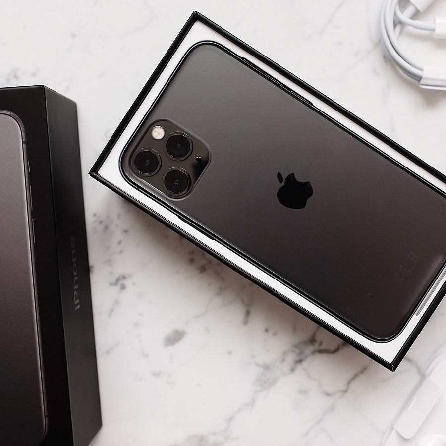 ein iPhone in einer geöffneten Originalverpackung